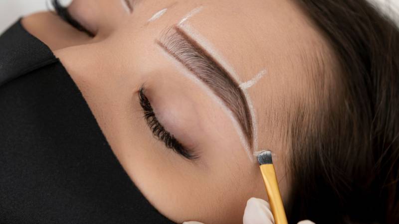 Modèle Microblading à Lyon et à Marseille : pour des sourcils naturels et redessinés